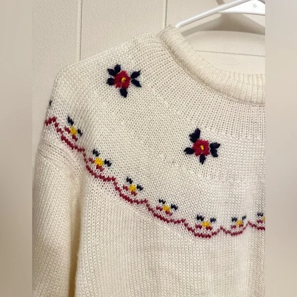 Vintage ‘80s White Crewneck Sweater with Floral Embroidery Women XL Cottagecore - Picture 3 of 9